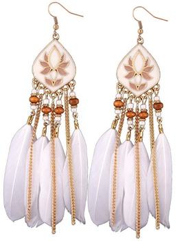 Cercei agățați cu pene