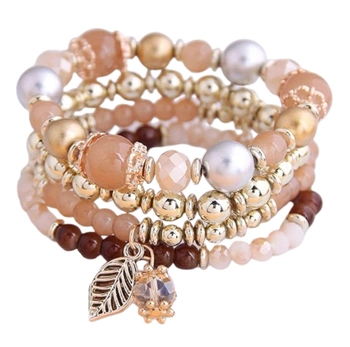 Un set de brățări cu mărgele cu brelocuri cu frunze